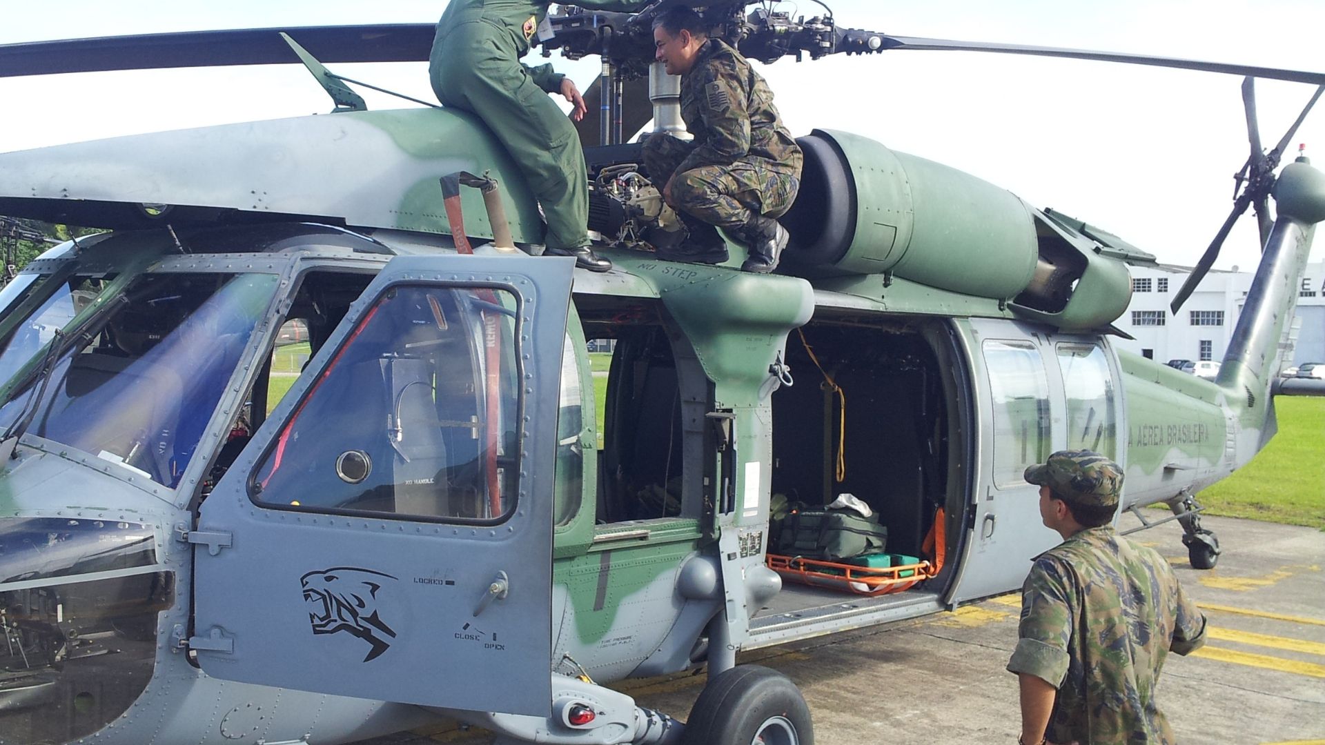 Soldados da Força Aérea Brasileira fazendo manutenção em helicóptero