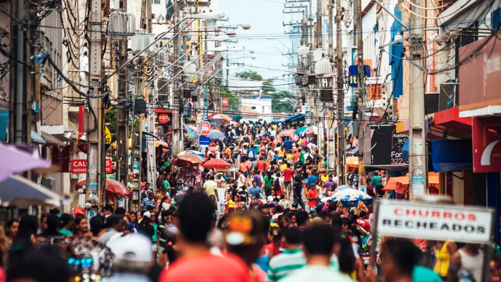 Rua comercial cheia de pessoas no Brasil