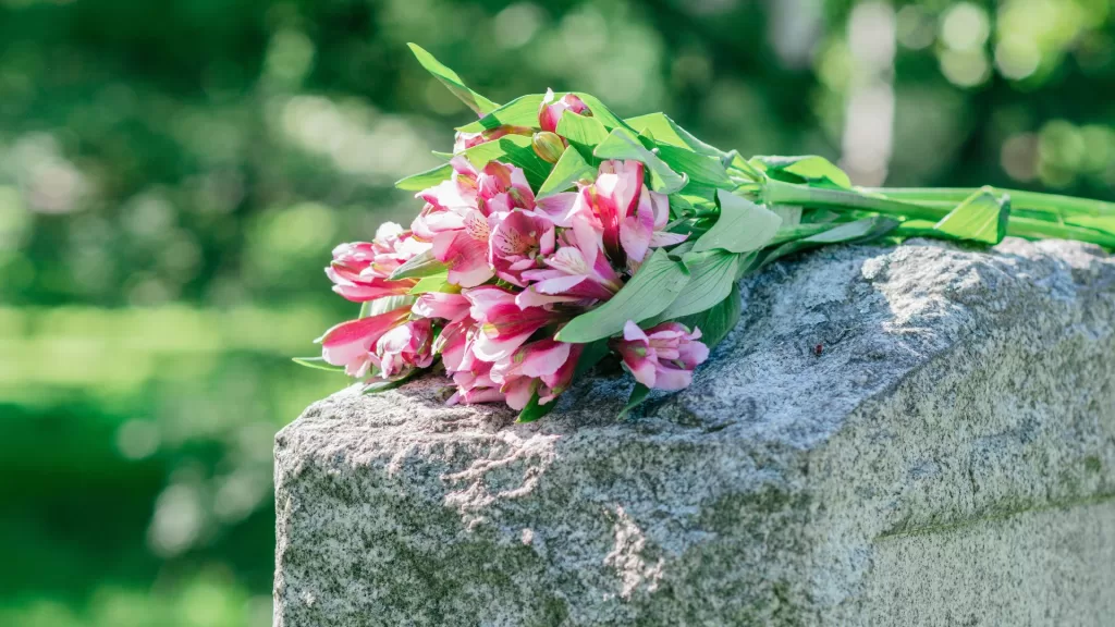 Luto: Flores numa lápide de mármore