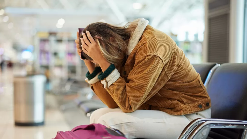 Mulher transtornada pelo atraso no voo